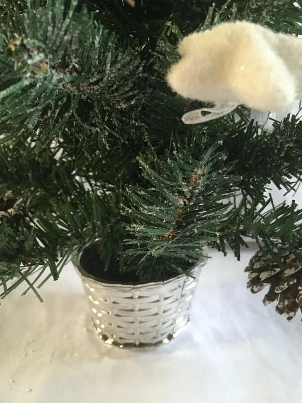 Espléndido pequeño árbol de Navidad artificial nevado y decorado - nuevo – photo 3